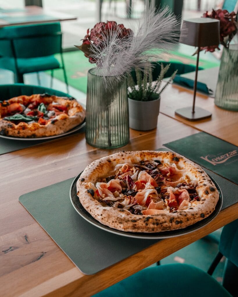 Restavracija miza z napolitano